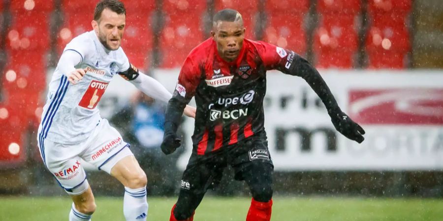 Serey Die (rechts) im Xamax-Dress gegen den FC Luzern.