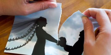 ine Frau zereisst ihr Hochzeitsfoto