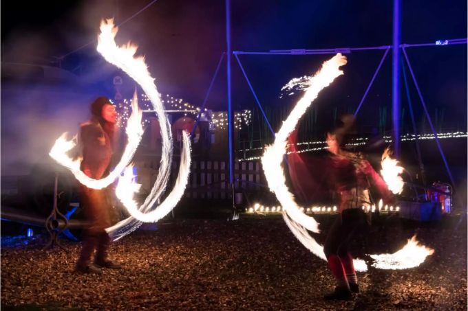 Einige Künstler spielten mit Feuer. Künstler am Lichtfestival Murten.