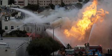 Feuerwehrmänner kämpfen am 6.2.19 in San Francisco gegen Flammen.