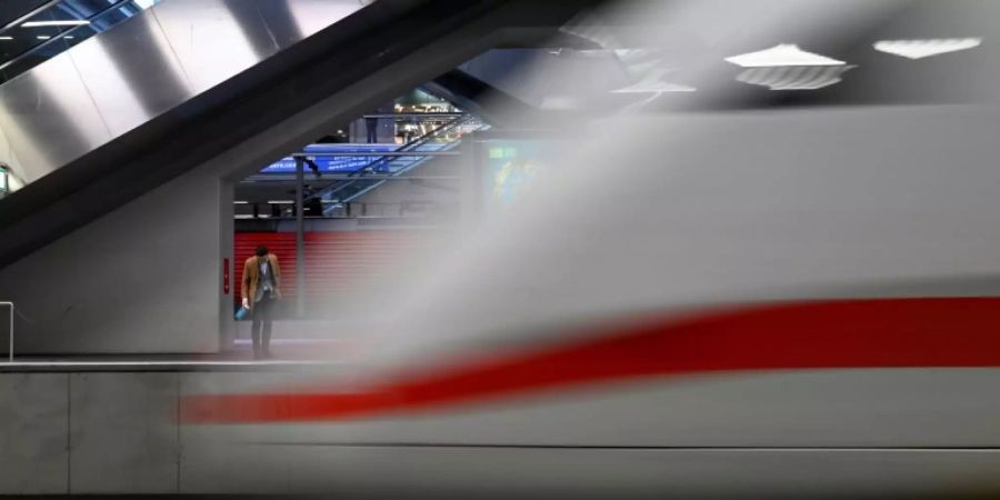 Zug an Berlins Hauptbahnhof