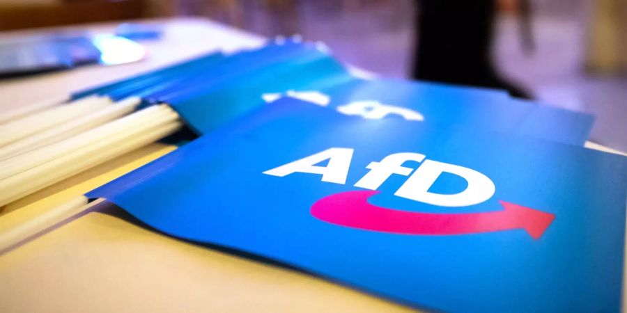 Fähnchen mit dem Logo der AfD liegen beim Landesparteitag der AfD Baye