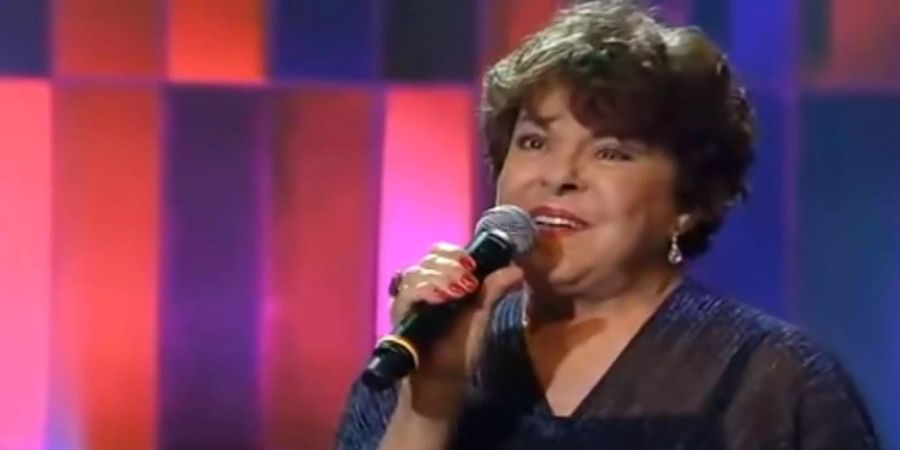 Miúcha singt einen Song.