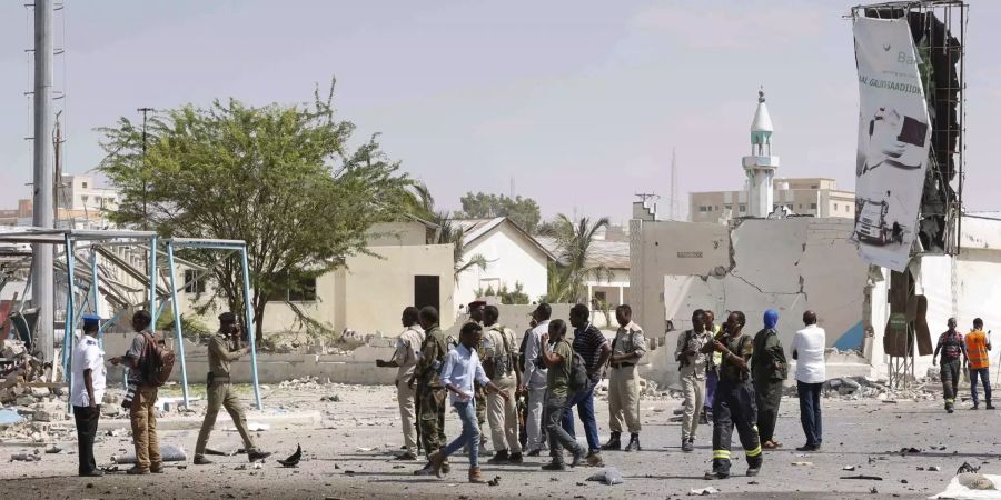 Sicherheitskräfte in Somalia nach den Zwilingsexplosionen.