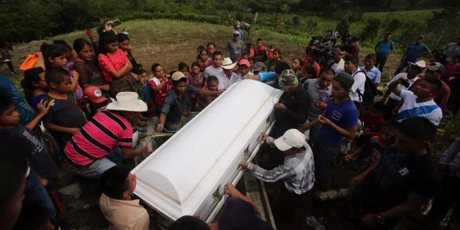 Angehörigen begraben das tote Mädchen aus Guatemala.