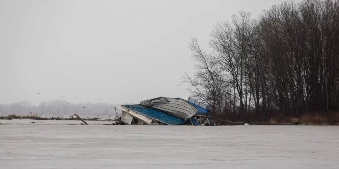 Donau reisst Flussrestaurant los