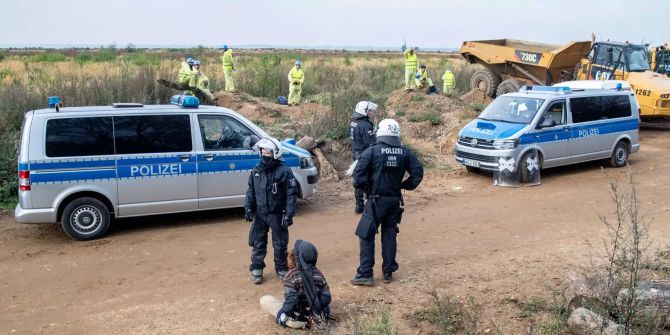 Eine Aktivistin in Polizeigewahrsam.