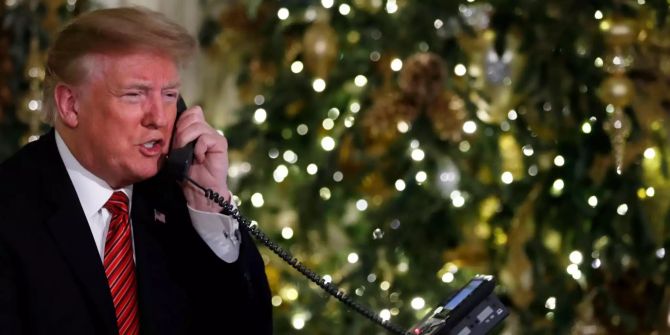 Donald Trump, Präsident der USA, sitzt am Telefon.