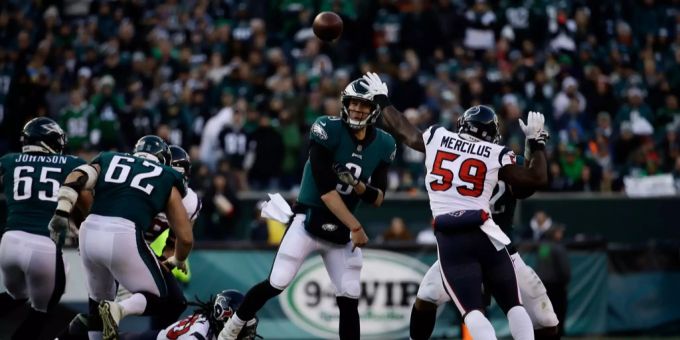 Quarterback Nick Foles führt Philadelphia gegen Houston zum Sieg. Philadelphia-Quarterback Nick Foles wirft den Ball.