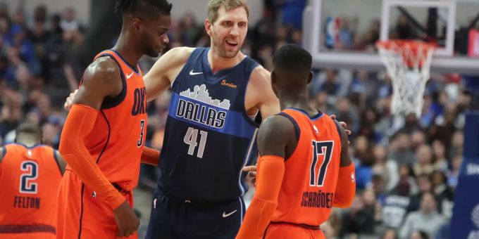 Dirk Nowitzki Bei Tränenreicher Mavericks-Ehrung Mit Familie