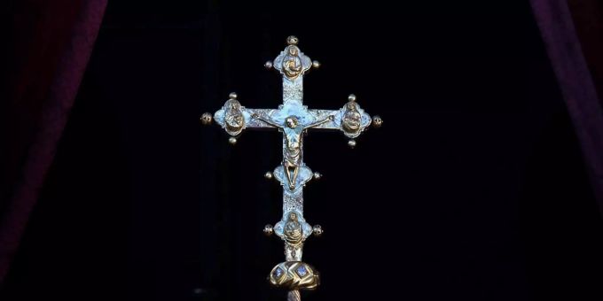 Ein Messdiener trägt ein Kreuz. Ein Kreuz.