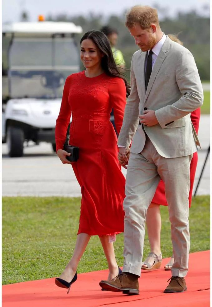Kurz nach ihrer Ankunft in Tonga präsentiert sich Herzogin Meghan in einem wunderschönen, roten Midi-Kleid des Labels self-portrait (ca. 440 Franken). Hier passierte ihr übrigens ein kleiner Fauxpas: Das Preisschild hängt unten raus. meghan markle