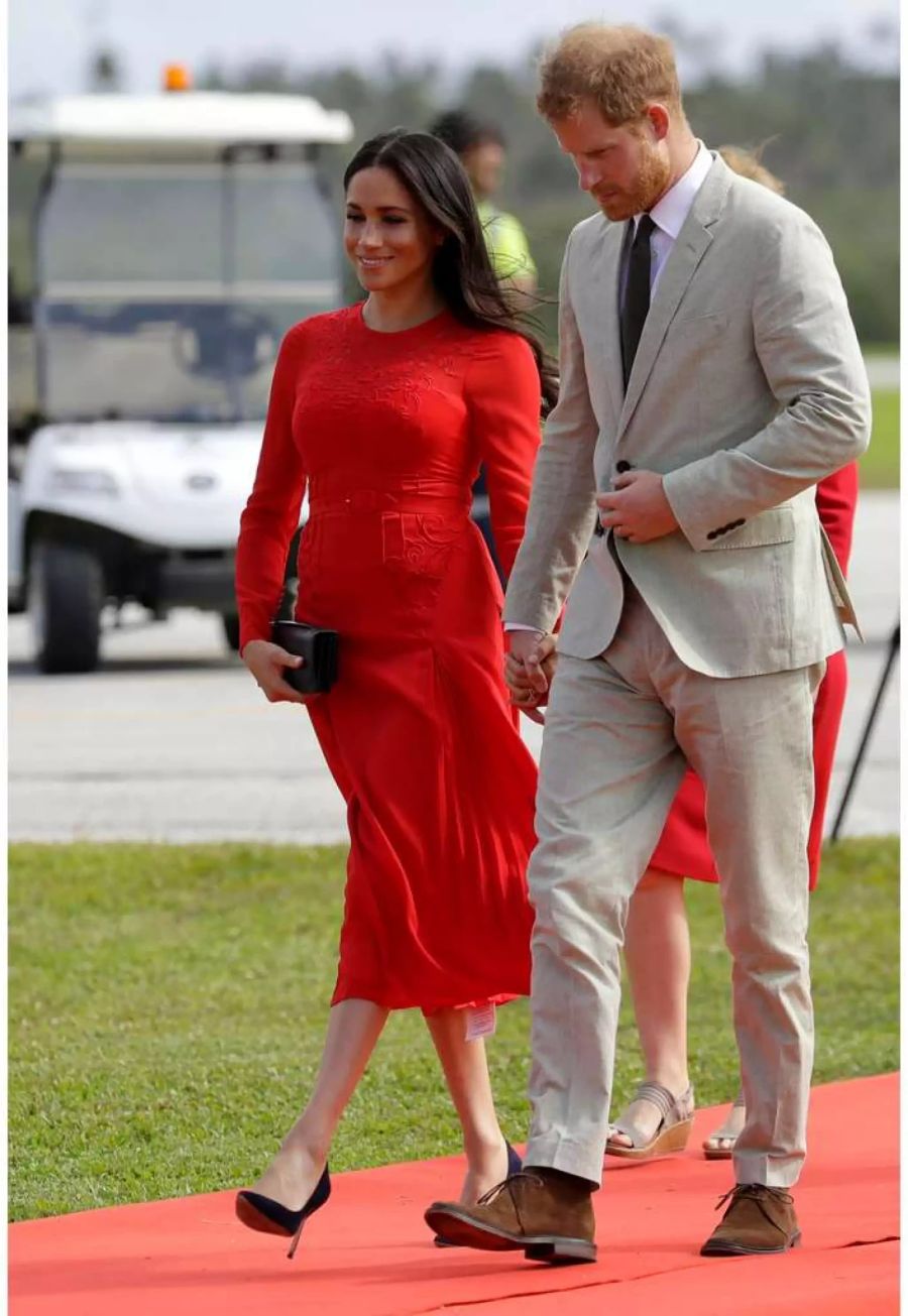 Kurz nach ihrer Ankunft in Tonga präsentiert sich Herzogin Meghan in einem wunderschönen, roten Midi-Kleid des Labels self-portrait (ca. 440 Franken). Hier passierte ihr übrigens ein kleiner Fauxpas: Das Preisschild hängt unten raus.