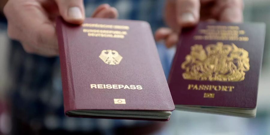 Ein Deutscher und ein britischer Pass.