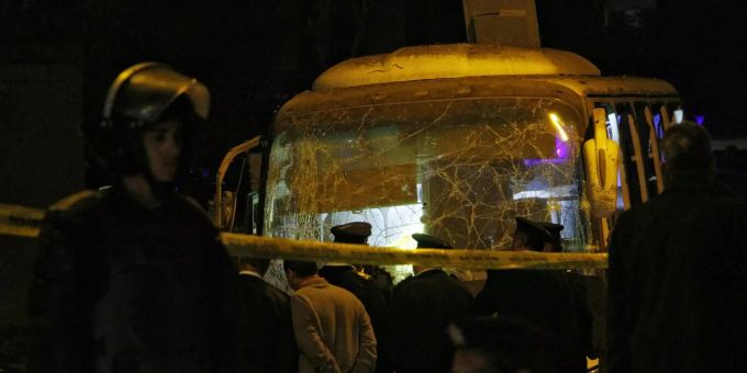 Der selbstgebaute Sprengsatz detonierte in der Nähe eines Busses. Bus Anschlag Gizeh Ägypten.