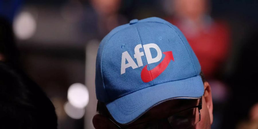 Ein Mann trägt eine AfD-Kappe.