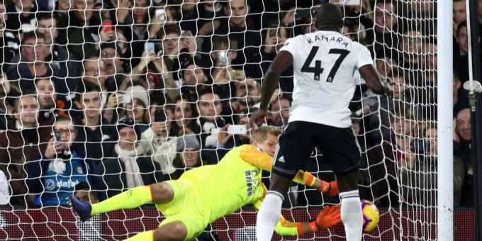 Jonas Lössl hält den Penalty von Aboubakar Kamara. Jonas Lössl hält den Penalty von Aboubakar Kamara