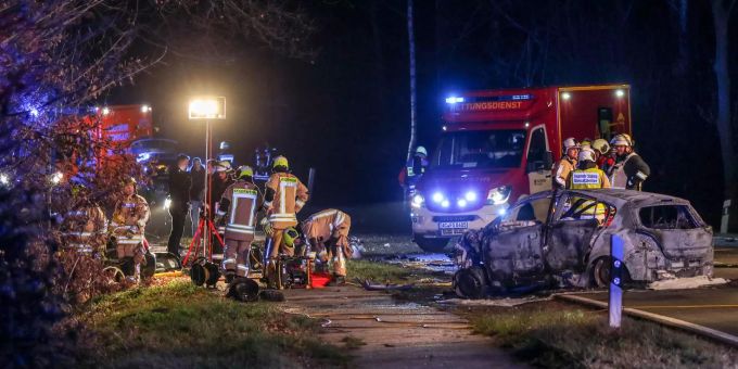 Ein Autofahrer war zu schnell unterwegs und entdeckte einen Radarkasten. Um keine Busse zu erhalten, wechselte er auf die Gegenfahrbahn und crashte mit einem entgegenkommenden Fahrzeug. Der Unfall in Stolberg.
