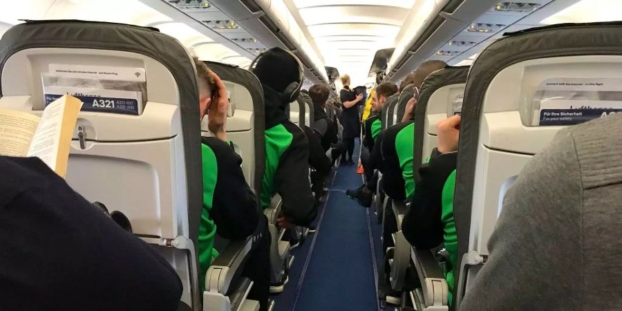 Das Team von Hannover 96 im Flugzeug nach Malaga