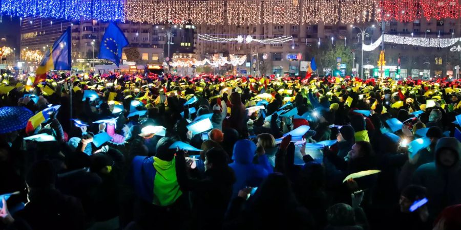 Mit mehreren Militärparaden hat Rumänien am Samstag den 100. Jahrestag des Anschlusses der vormals ungarischen Provinz Siebenbürgen gefeiert.