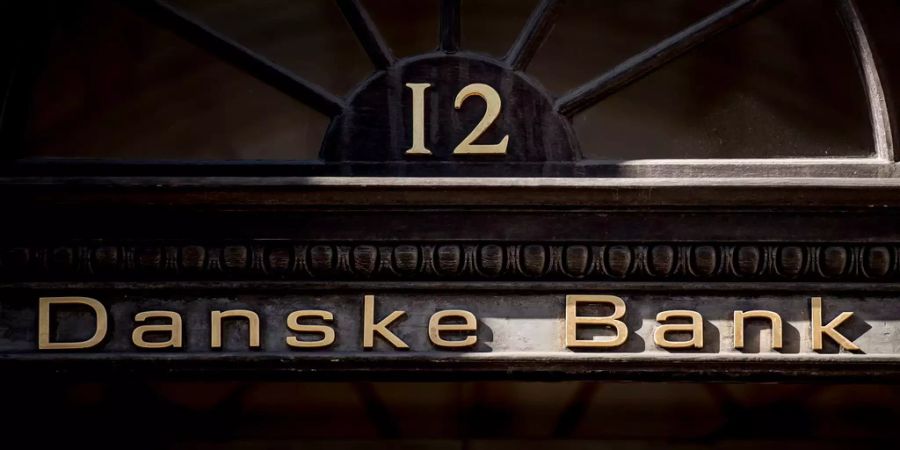 Das Logo der Danske Bank über eine Tür.