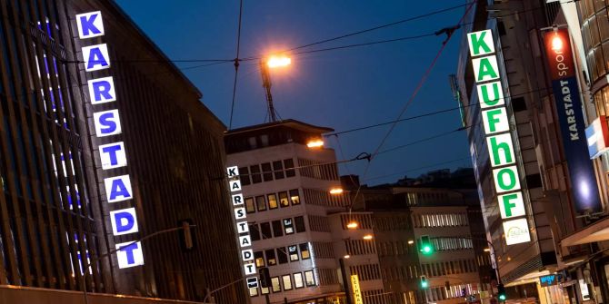 Filialen von Karstadt und Galeria Kaufhof liegen sich an einer Strasse gegenüber.