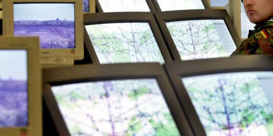 Ein Bundeswehroffizier arbeitet in einem Kommandozentrum-Simulator.