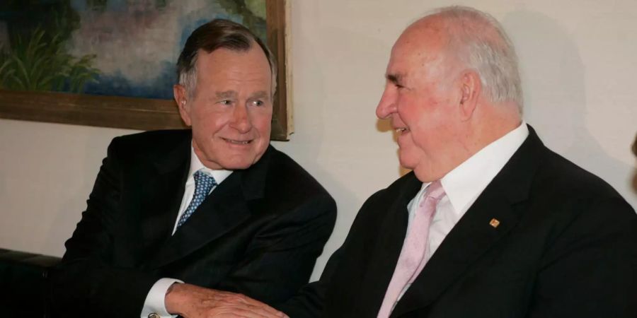 Der verstorbene Ex-US-Präsident George H. W. Bush (l) mit dem ehemaligen deutschen Bundeskanzler Helmut Kohl.