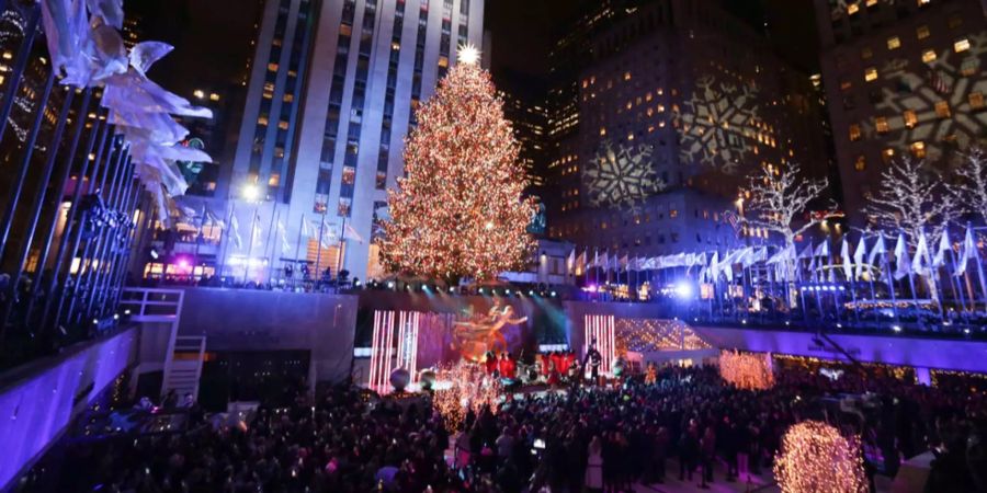 Die Lichter des Weihnachtsbaum beim Rockefeller Center in New York wurden  bei der alljährlichen grossen Show angezündet.