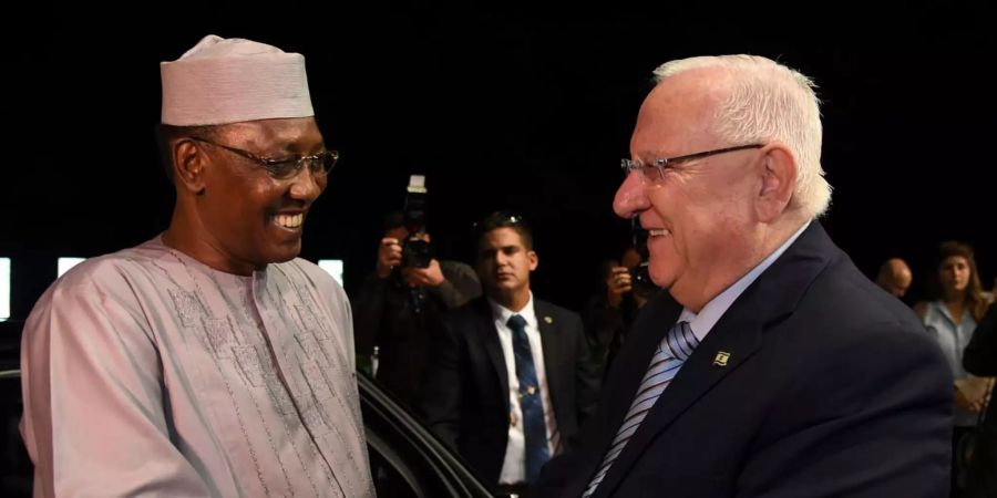 Der israelische Präsident Reuven Rivlin (r) schüttelt dem Präsidenten von Tschad Idriss Déby die Hand.