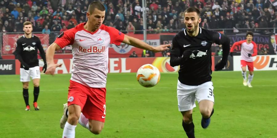 Stefan Lainer (RB Salzburg, links) kämpft mit Marcelo Saracchi (RB Leipzig) um den Ball.