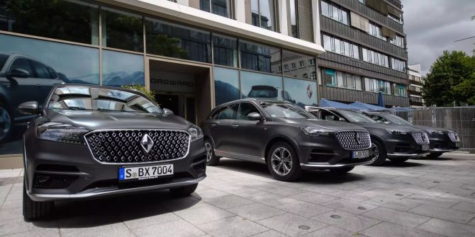 SUVs des Typs Borgward BX7 TS stehen während der Vorstellung des ersten Autos, das der Autobauer Borgward auf den deutschen Markt bringt, in Stuttgart nebeneinander.