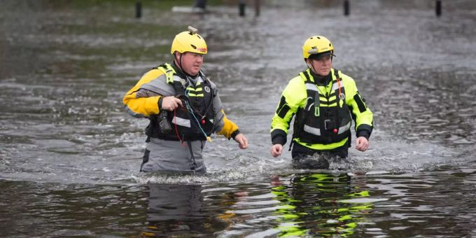 Mitglieder des Greenville Fire Department waten durch eine überflutete Strasse. Auf seinem Weg ins Landesinnere der USA bringt Wirbelsturm «Florence» gewaltige Wassermassen und Sturmwinde mit sich. Weite Landstriche der Bundesstaaten North Carolina und South Carolina waren am Samstagmorgen (Ortszeit) überschwemmt. Mitglieder des Greenville Fire Department waten durch eine überflutete Strasse. Auf seinem Weg ins Landesinnere der USA bringt Wirbelsturm «Florence» gewaltige Wassermassen und Sturmwinde mit sich. Weite Landstriche der Bundesstaaten North Carolina und South Carolina waren am Samstagmorgen (Ortszeit) überschwemmt.