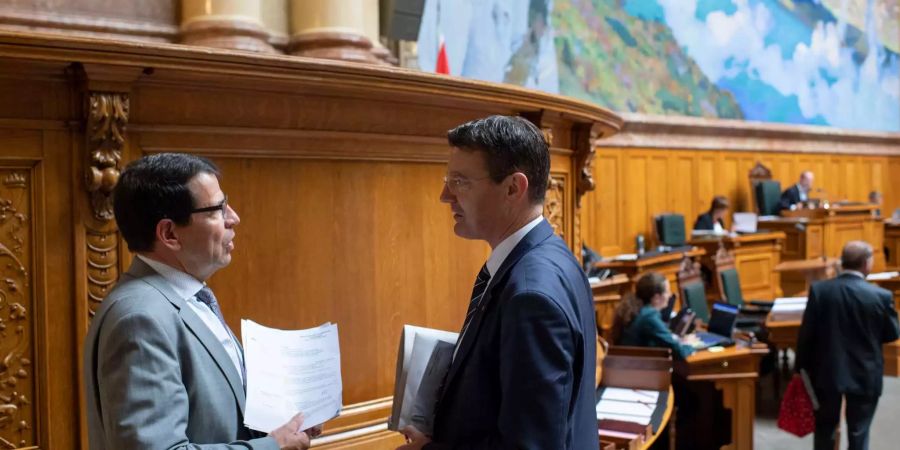 Matthias Jauslin, FDP-AG, links, und Thomas Burgherr, SVP-AG,, rechts, sprechen an der Herbstsession der Eidgenössischen Räte, am Donnerstag, 13. September 2018 im Nationalrat in Bern.