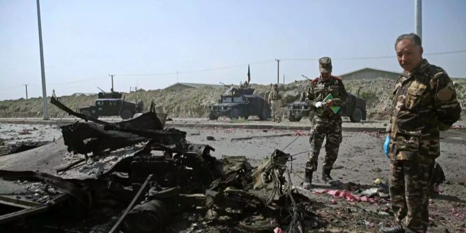 Afghanische Sicherheitskräfte inspizieren den Tatort in Kabul. Afghanische Sicherheitskräfte inspizieren den Tatort in Kabul.