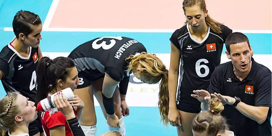 Die Schweizer Volleyballerinnen erhalten Instruktionen von Nationalcoach Timo Lippuner.