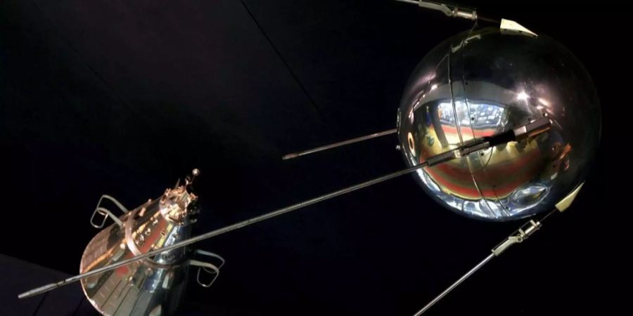 Eine Kopie des ersten russischen Sputnik-Satelliten.