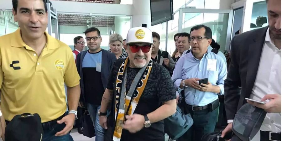 Diego Maradona, der locker mit Sonnenbrille und Hut erscheint, wird beim Fussball-Klub Dorados de Sinaloa empfangen.