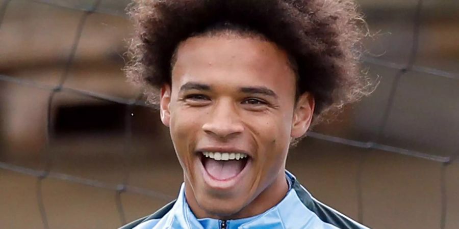Leroy Sané von Manchester City lacht beim Training.