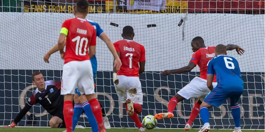 Denis Zakaria schiebt den Ball zum 2:0 für die Schweiz gegen Island ein.