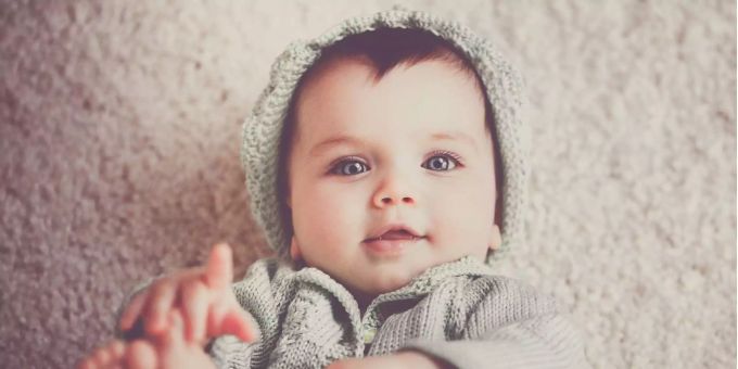 Nicht nur Schwangerschaft und Geburt, auch die Kinderbetreuung führt laut Versicherungen dazu, dass Frauen öfter krank sind, als Männer. Versicherungen Kinder
