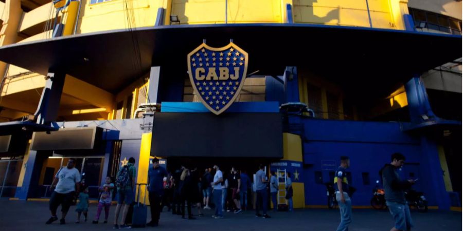 Fans stehen vor dem Boca Juniors Stadium, der «Bombonera», in Buenos Aires.