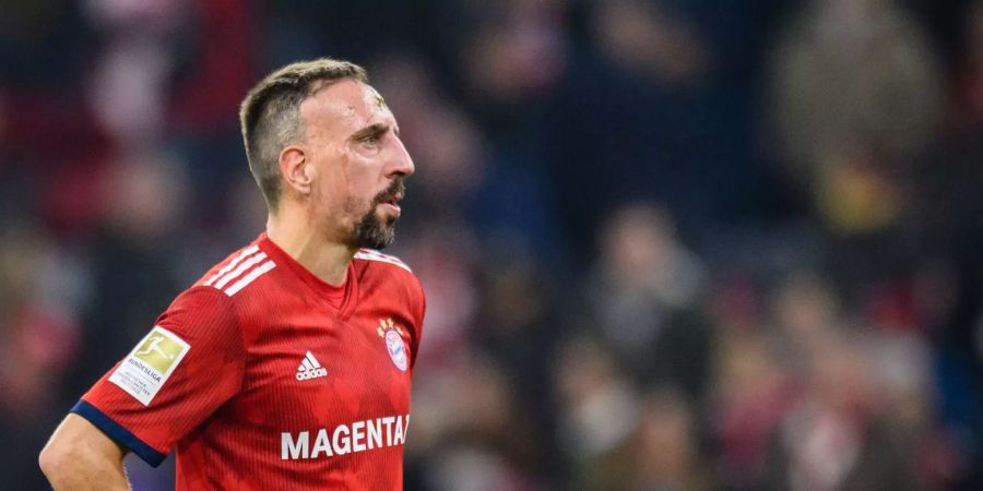 Franck Ribery vom FC Bayern München steht nach Spielende mit den Händen in der Hüfte auf dem Platz.