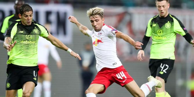 Leipzigs Kevin Kampl (M) im Duell mit Glasgows Cristian Gamboa (l).