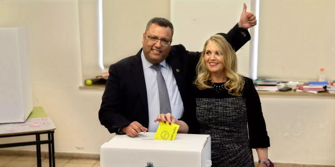 Mosche Lion bei der Stimmabgabe in der zweiten Wahlrunde. Mosche Lion bei der Stimmabgabe.
