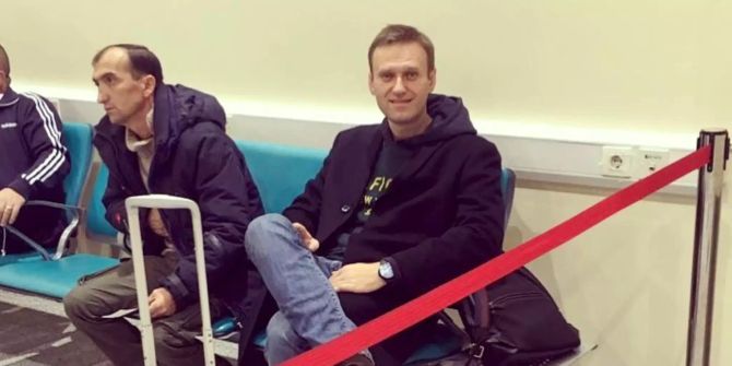 Der russische Kremlkritiker Alexej Nawalny sitzt am Flughafen Moskau-Domodedowo.