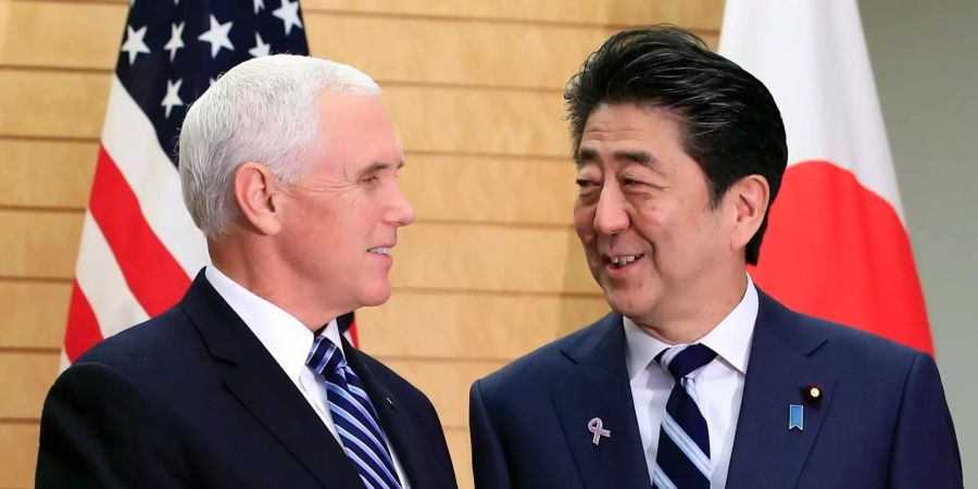 Der US-Vizepräsident Mike Pence schüttelt die Hand des japanischen Premierministers Shinzo Abes zum Beginn ihres Meetings in der offiziellen Residenz des Premiers in Tokio.