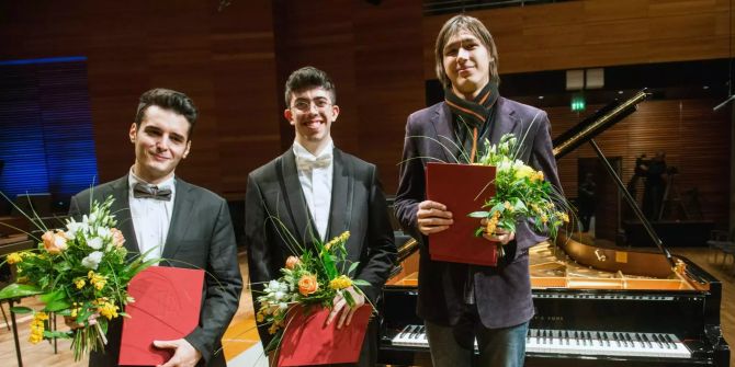Die drei Gewinner des 9. Internationalen Franz Liszt Klavierwettbewerb in Weimar (D) halten Blumen und Urkunden.