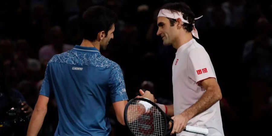 Novak Djokovic und Roger Federer reichen nach dem Halbfinal-Spiel in Paris die Hand.