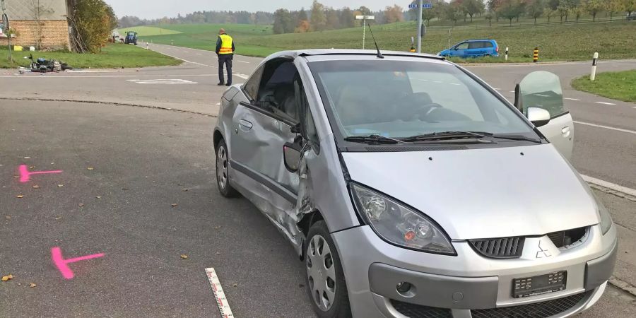 Bei dem Zusammenprall mit dem Auto erlitt ein Töfffahrer tödliche Verletzungen.